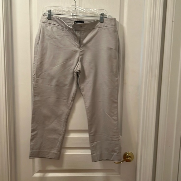 Valerie Bertinelli Pants - Valerie Bertinelli tan straight legged capri size 10